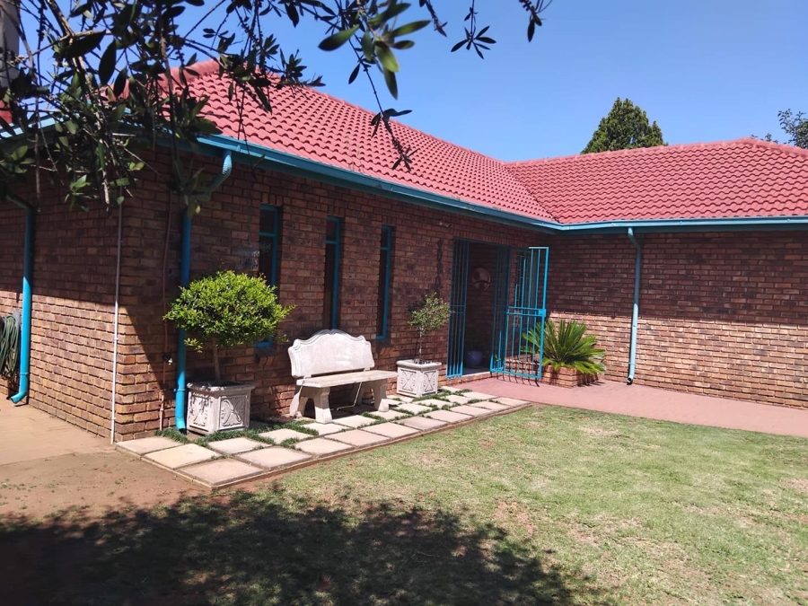4 Bedroom Property for Sale in Klippoortje Gauteng