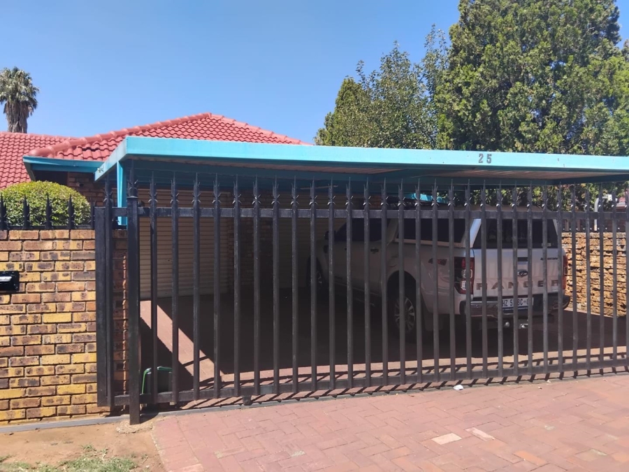 4 Bedroom Property for Sale in Klippoortje Gauteng
