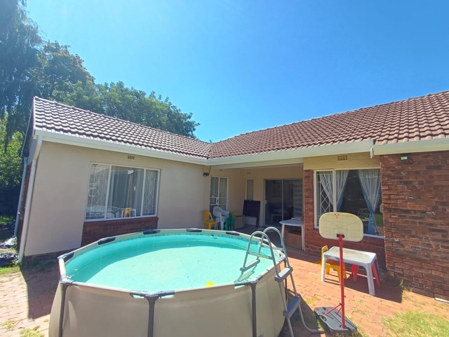 3 Bedroom Property for Sale in Bromhof Gauteng