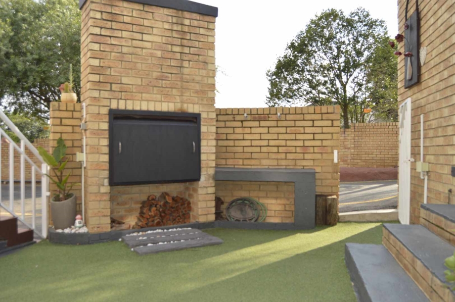 3 Bedroom Property for Sale in Birchleigh Gauteng