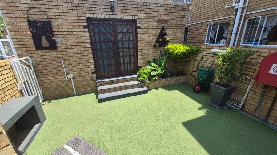 3 Bedroom Property for Sale in Birchleigh Gauteng