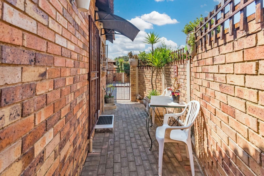 2 Bedroom Property for Sale in Willowbrook Gauteng