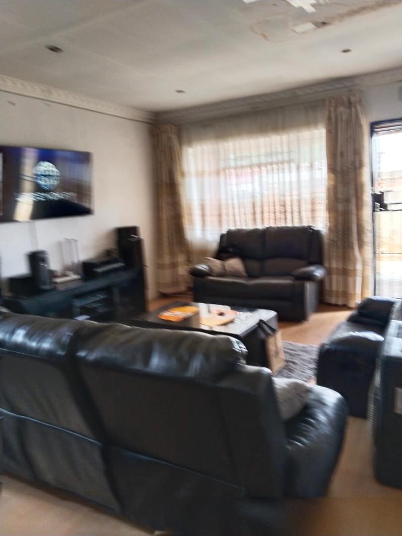 3 Bedroom Property for Sale in Zola Gauteng