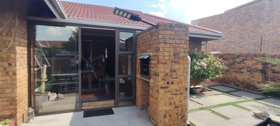 2 Bedroom Property for Sale in New Redruth Gauteng