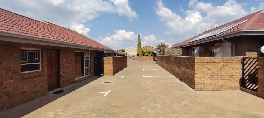 2 Bedroom Property for Sale in New Redruth Gauteng