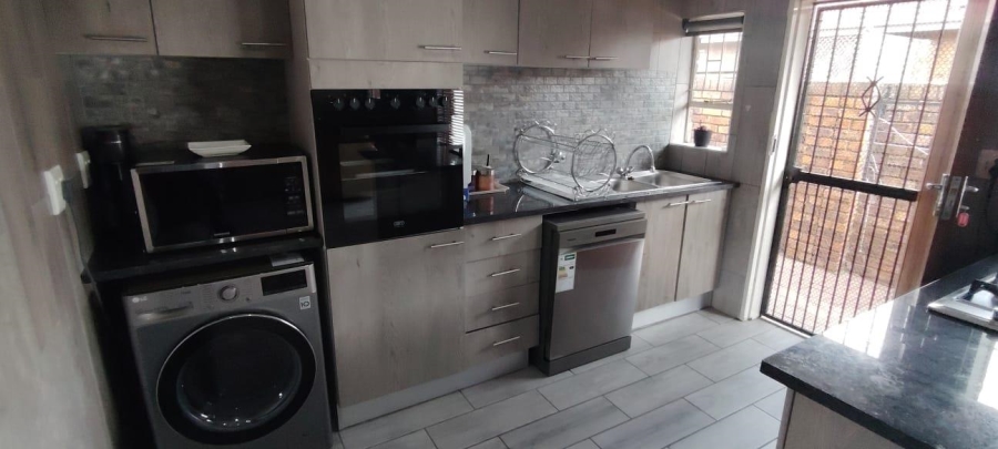 2 Bedroom Property for Sale in New Redruth Gauteng