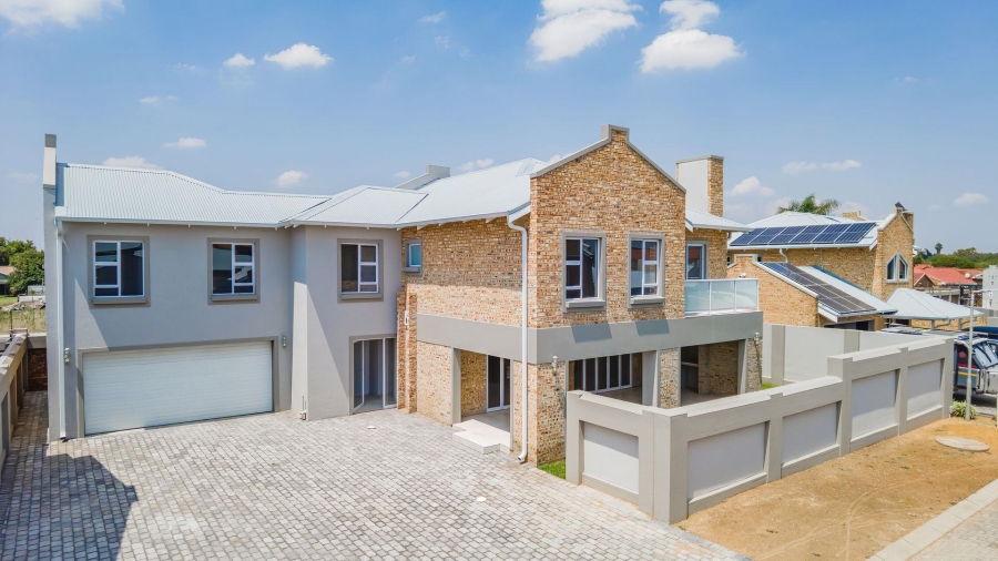 4 Bedroom Property for Sale in Beyerspark Gauteng