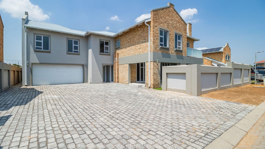 4 Bedroom Property for Sale in Beyerspark Gauteng
