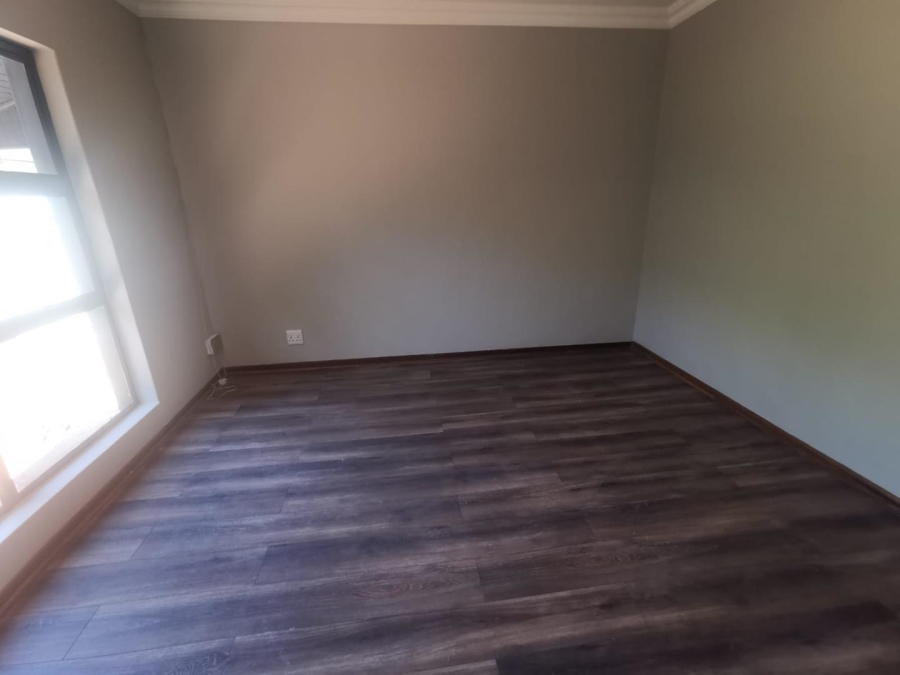 To Let 5 Bedroom Property for Rent in Glenvista Gauteng