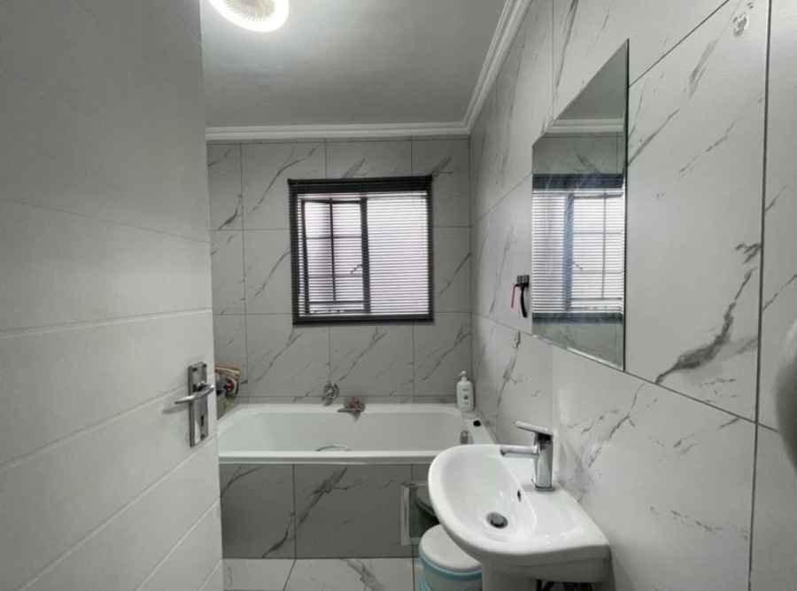 2 Bedroom Property for Sale in Noordwyk Gauteng