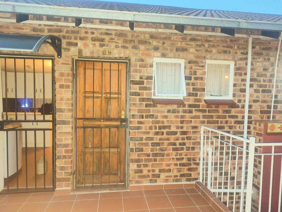 2 Bedroom Property for Sale in La Montagne Gauteng