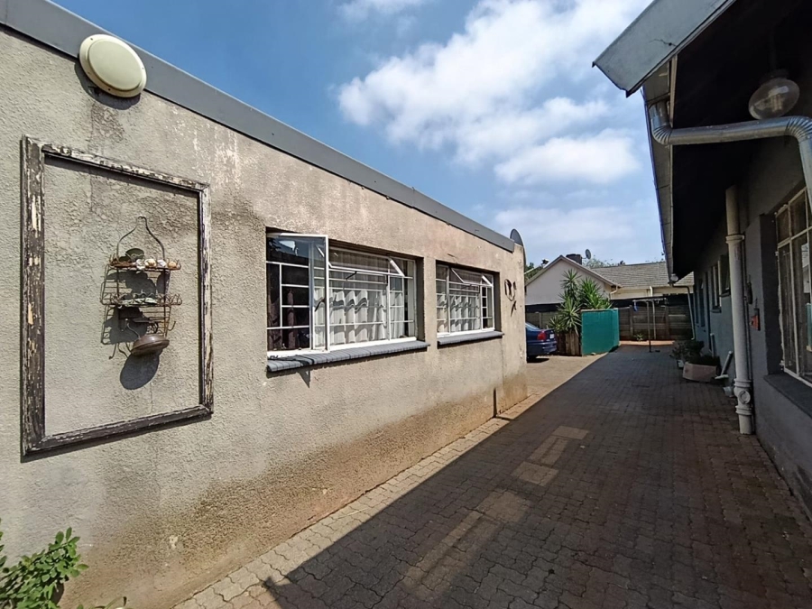 5 Bedroom Property for Sale in Rhodesfield Gauteng