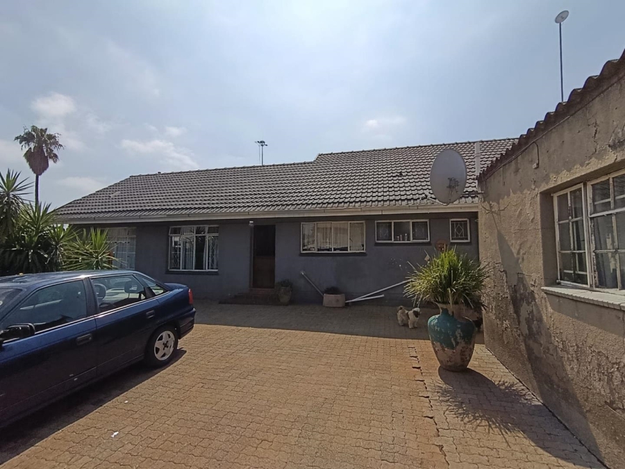 5 Bedroom Property for Sale in Rhodesfield Gauteng
