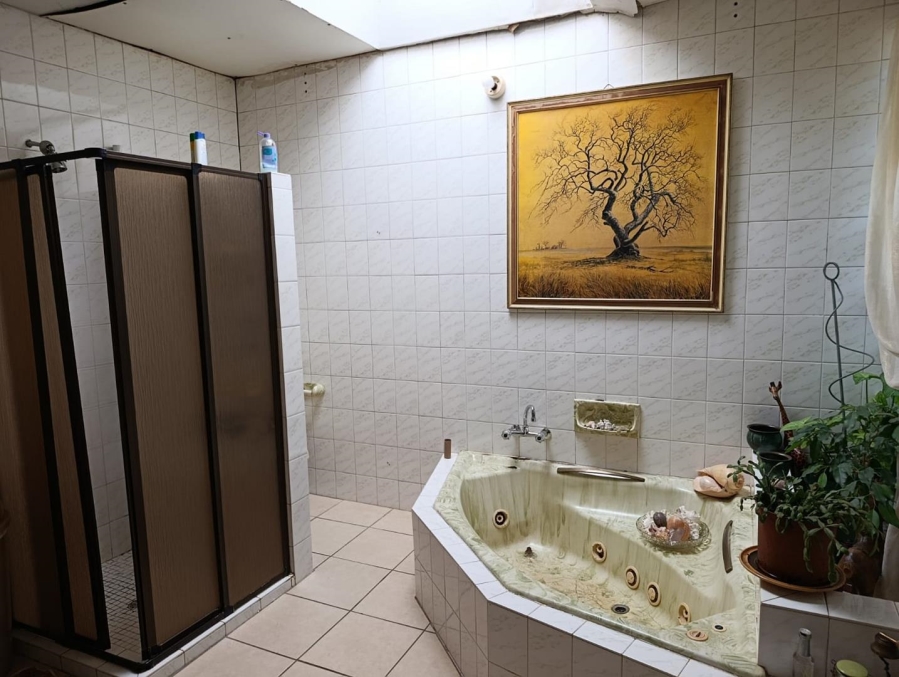 5 Bedroom Property for Sale in Rhodesfield Gauteng