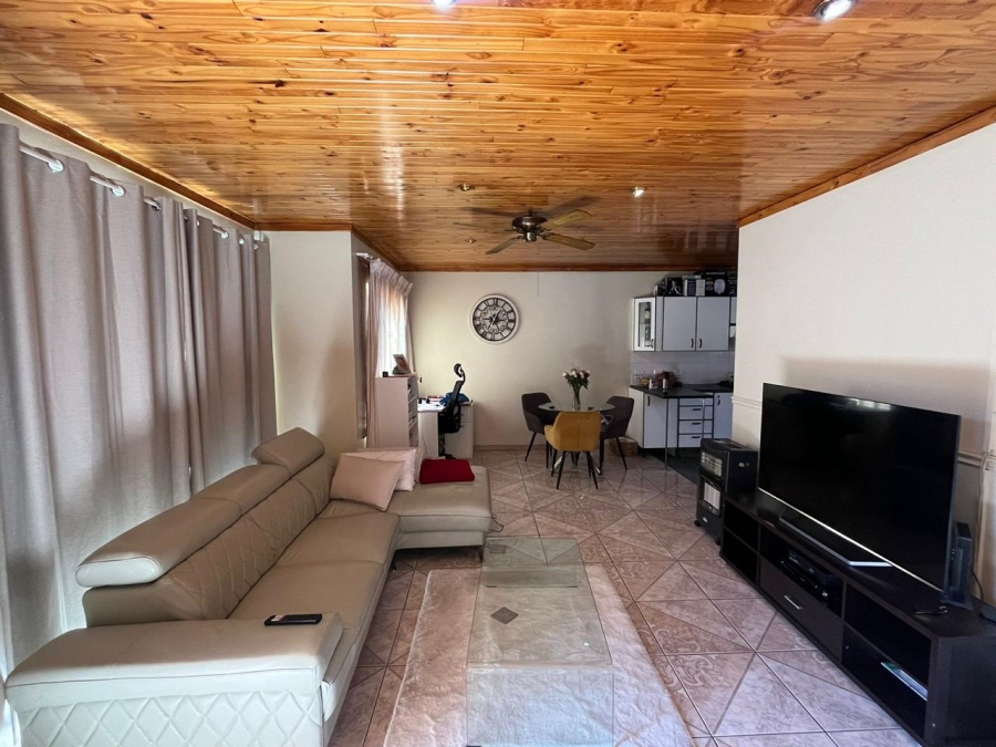 2 Bedroom Property for Sale in Die Hoewes Gauteng