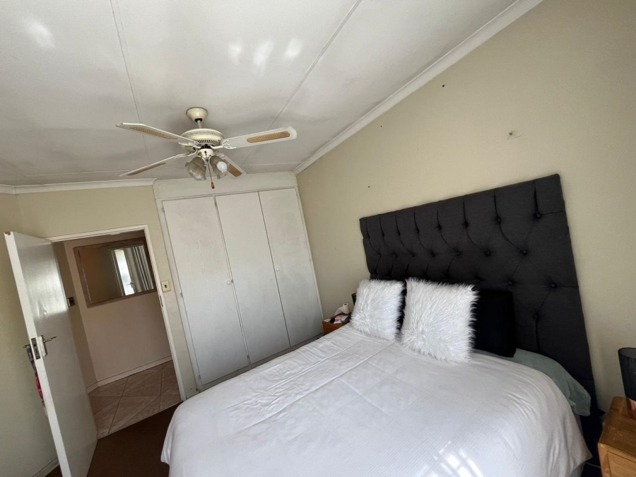2 Bedroom Property for Sale in Die Hoewes Gauteng