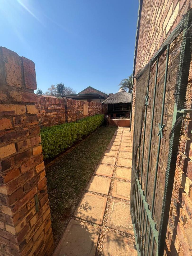 2 Bedroom Property for Sale in Die Hoewes Gauteng
