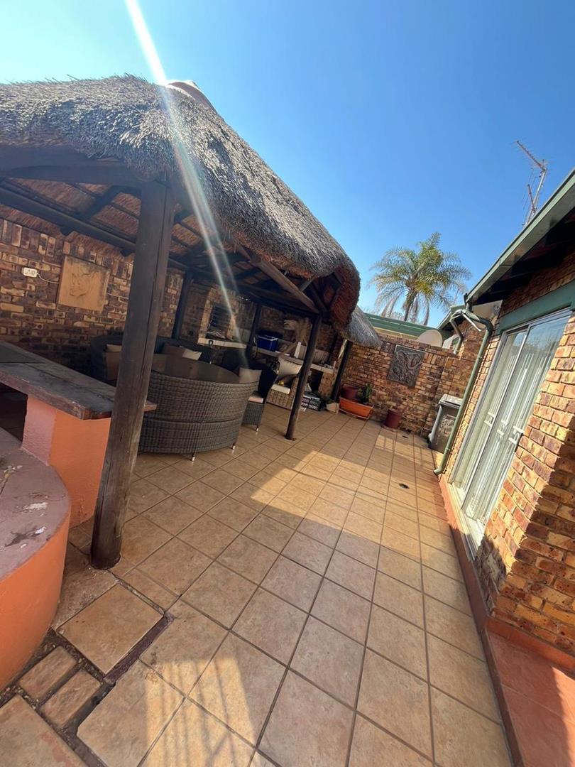 2 Bedroom Property for Sale in Die Hoewes Gauteng