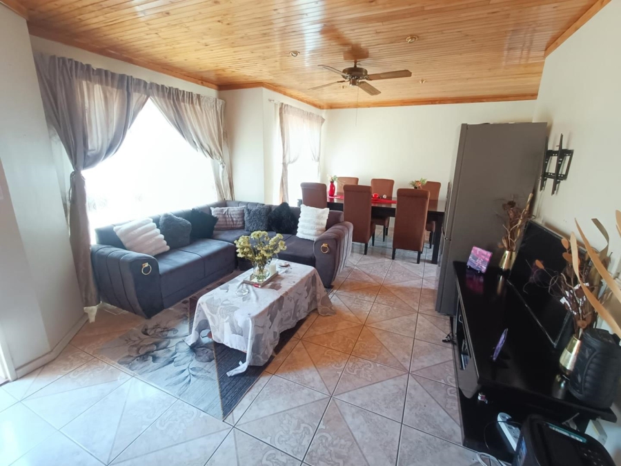 2 Bedroom Property for Sale in Die Hoewes Gauteng