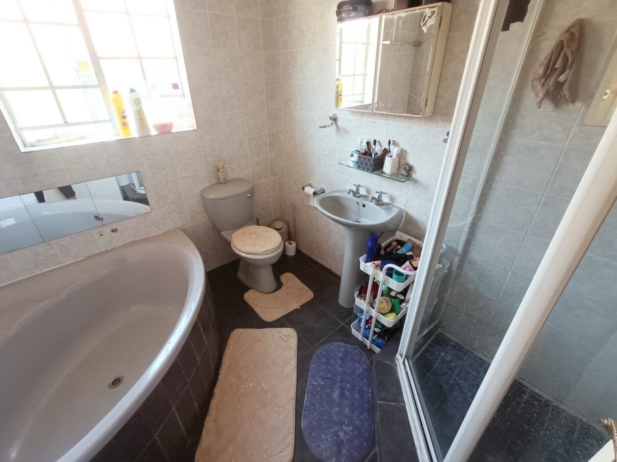 2 Bedroom Property for Sale in Die Hoewes Gauteng