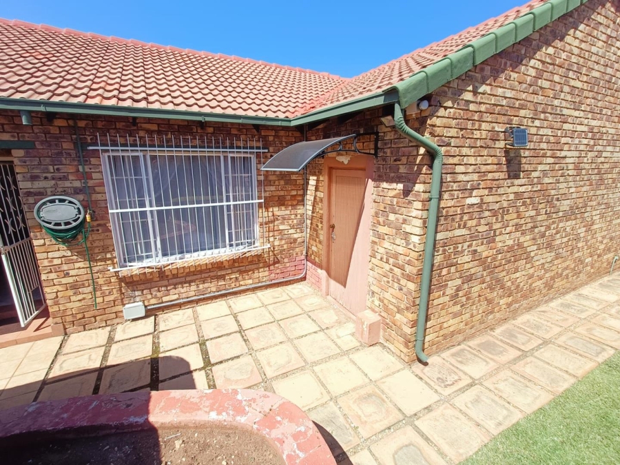 2 Bedroom Property for Sale in Die Hoewes Gauteng