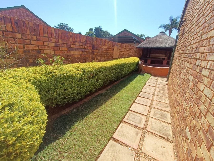2 Bedroom Property for Sale in Die Hoewes Gauteng