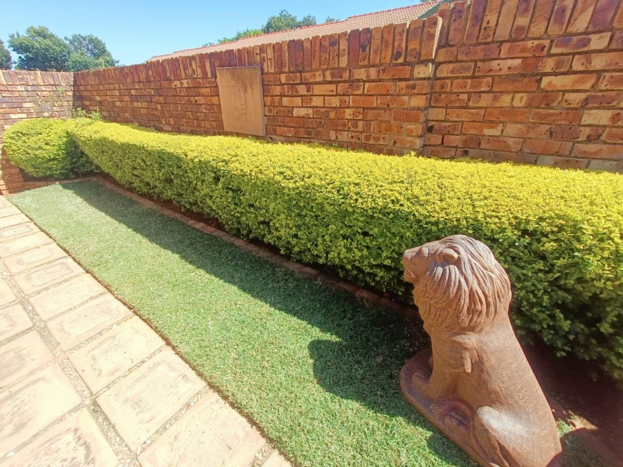 2 Bedroom Property for Sale in Die Hoewes Gauteng