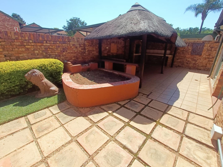 2 Bedroom Property for Sale in Die Hoewes Gauteng