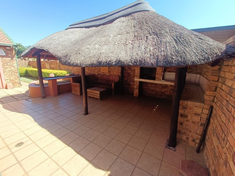 2 Bedroom Property for Sale in Die Hoewes Gauteng