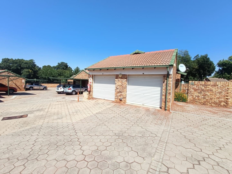 2 Bedroom Property for Sale in Die Hoewes Gauteng