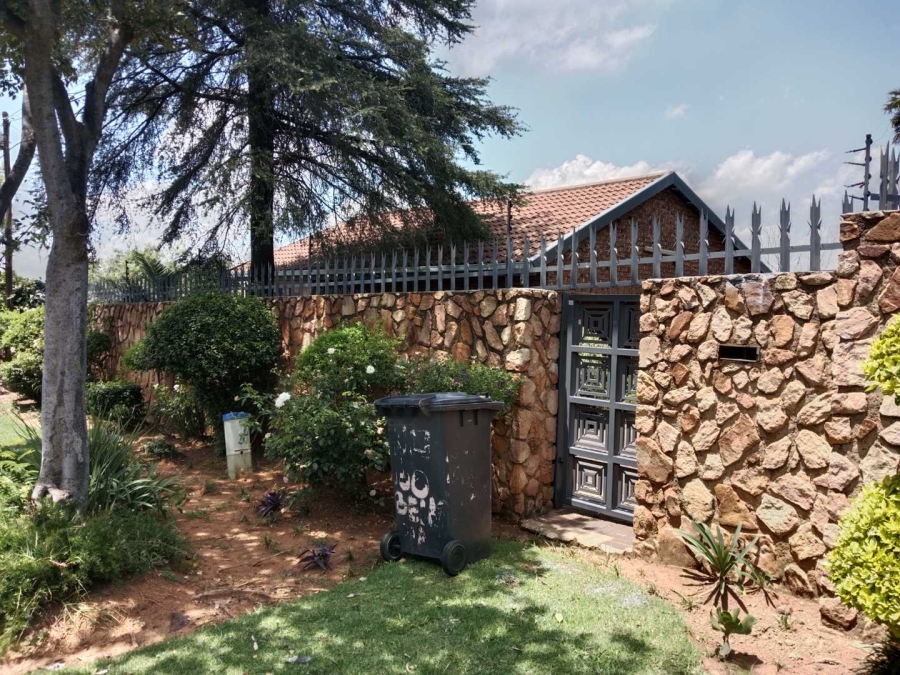 5 Bedroom Property for Sale in Mondeor Gauteng
