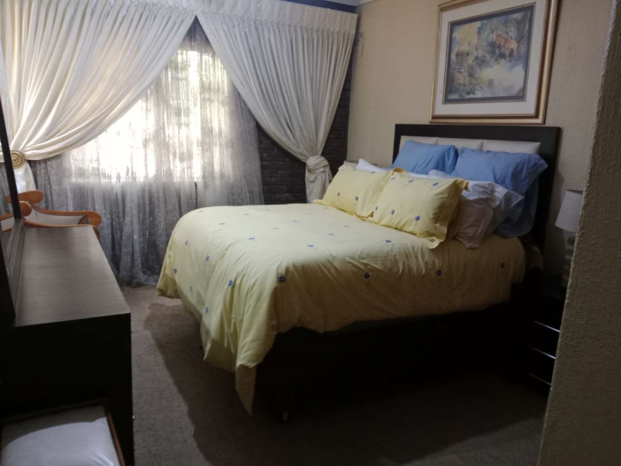 5 Bedroom Property for Sale in Mondeor Gauteng