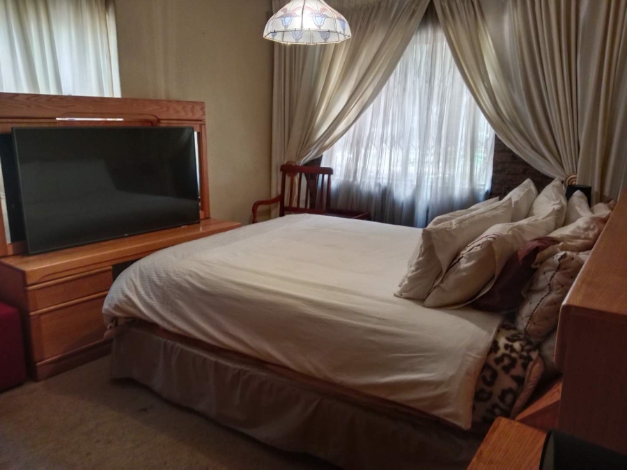 5 Bedroom Property for Sale in Mondeor Gauteng