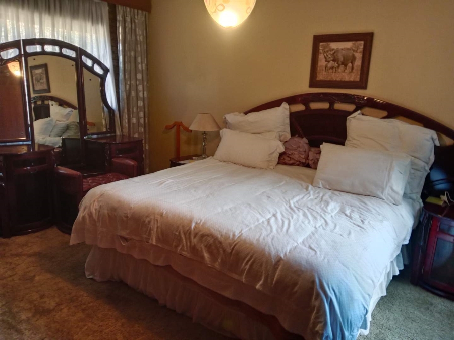 5 Bedroom Property for Sale in Mondeor Gauteng