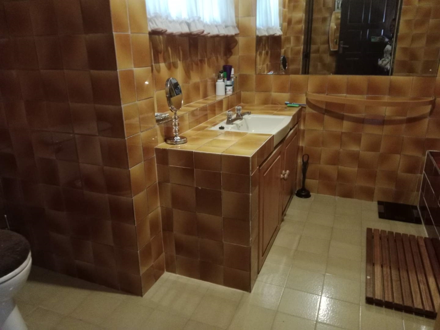 5 Bedroom Property for Sale in Mondeor Gauteng