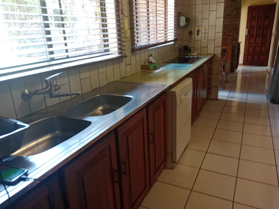5 Bedroom Property for Sale in Mondeor Gauteng