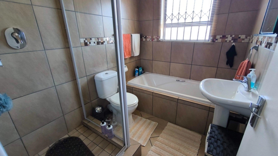 2 Bedroom Property for Sale in Albertsdal Gauteng