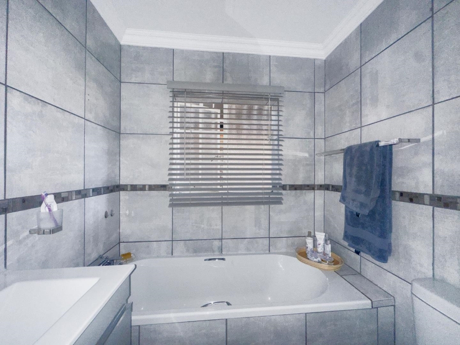 2 Bedroom Property for Sale in Garsfontein Gauteng