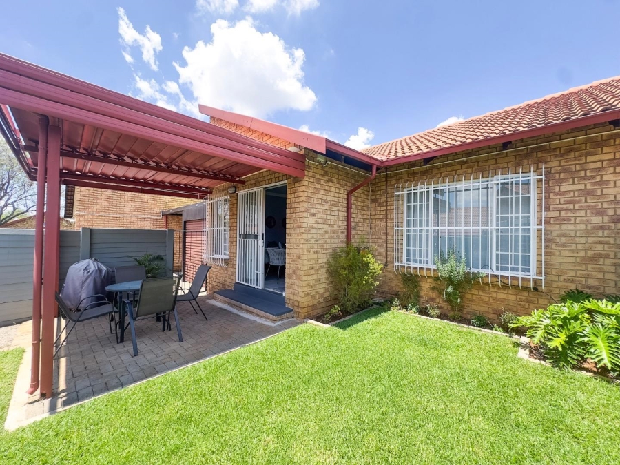 2 Bedroom Property for Sale in Garsfontein Gauteng