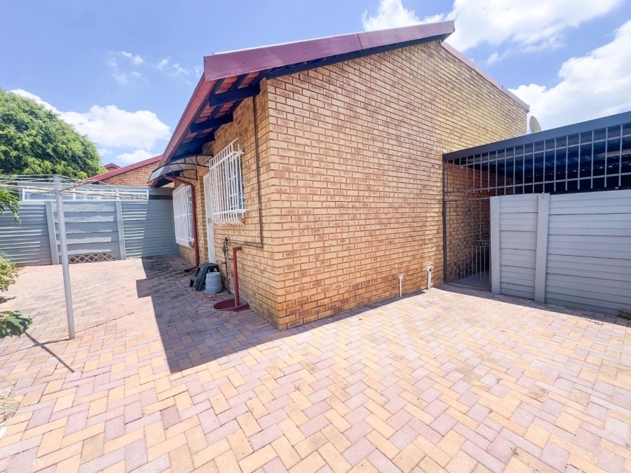 2 Bedroom Property for Sale in Garsfontein Gauteng
