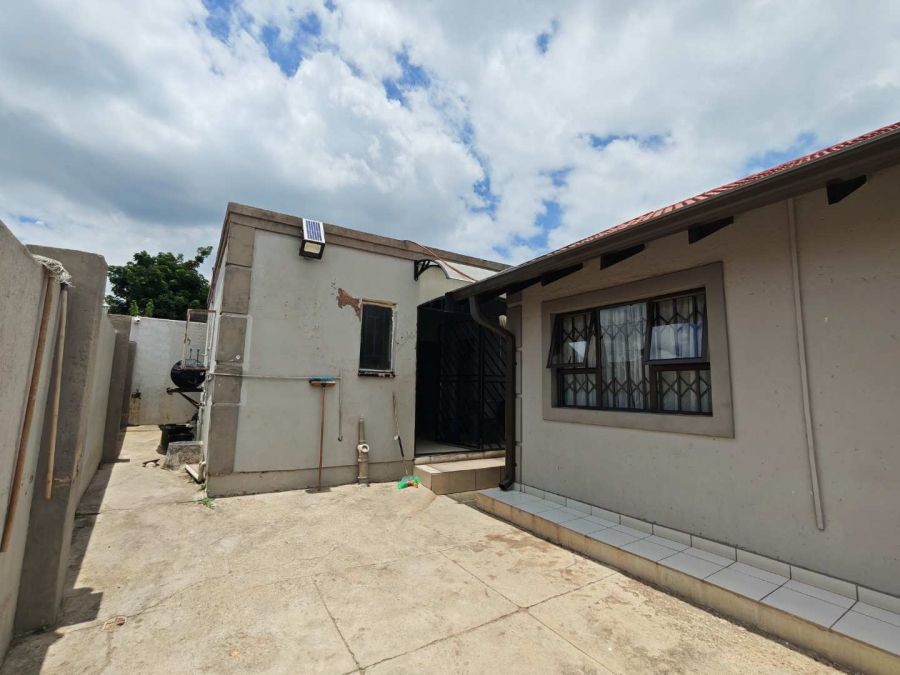 6 Bedroom Property for Sale in Cosmo City Gauteng