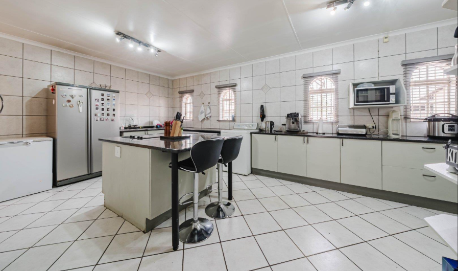 5 Bedroom Property for Sale in Brackenhurst Gauteng