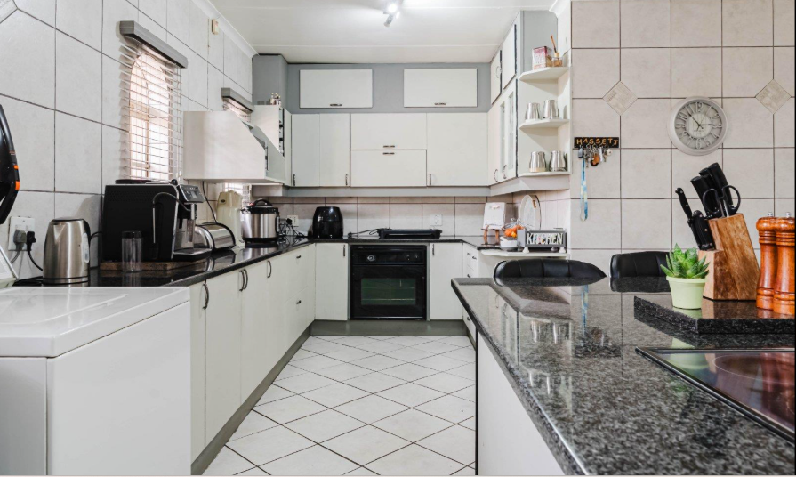 5 Bedroom Property for Sale in Brackenhurst Gauteng