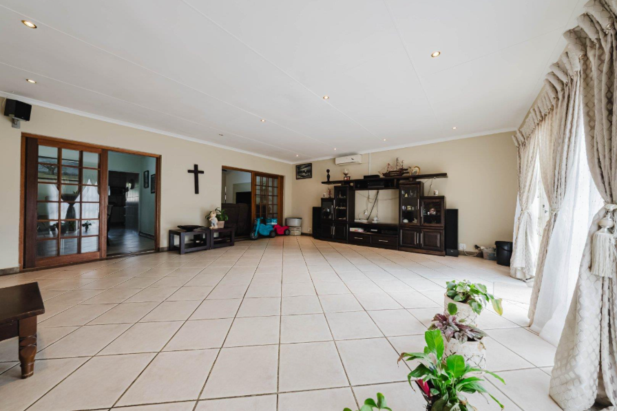 5 Bedroom Property for Sale in Brackenhurst Gauteng