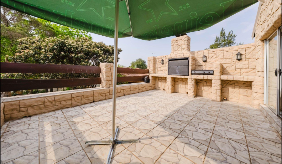 5 Bedroom Property for Sale in Brackenhurst Gauteng