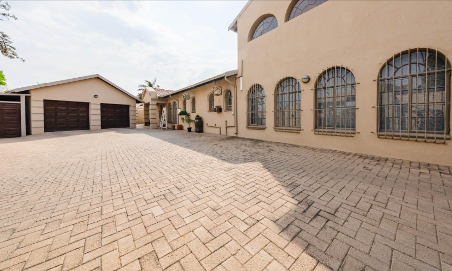 5 Bedroom Property for Sale in Brackenhurst Gauteng