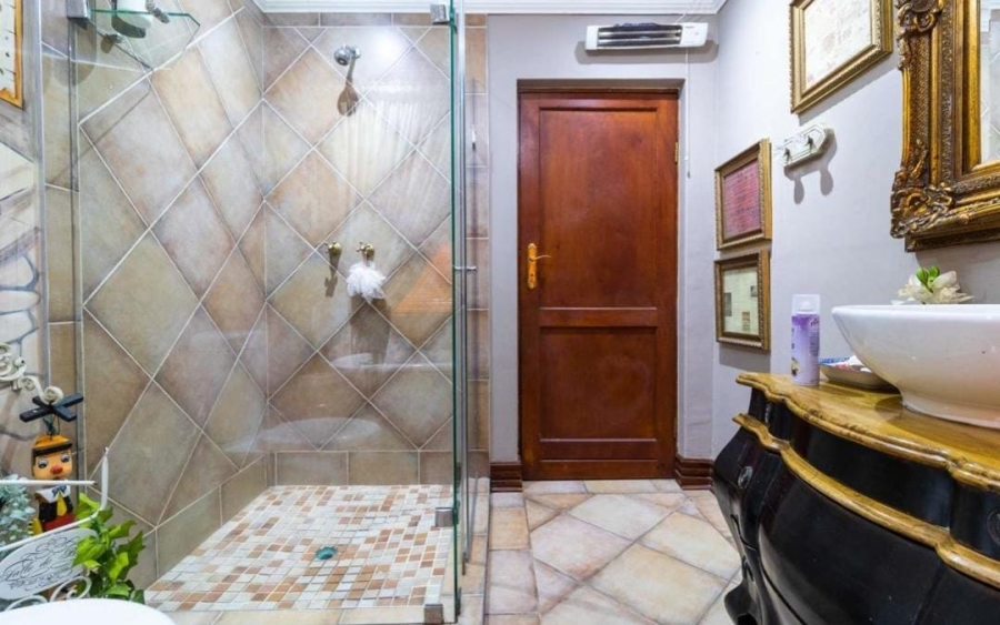 6 Bedroom Property for Sale in Alberante Gauteng