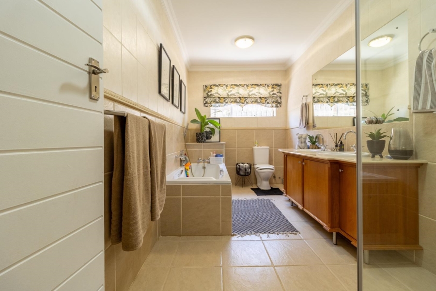 4 Bedroom Property for Sale in Rooihuiskraal Gauteng