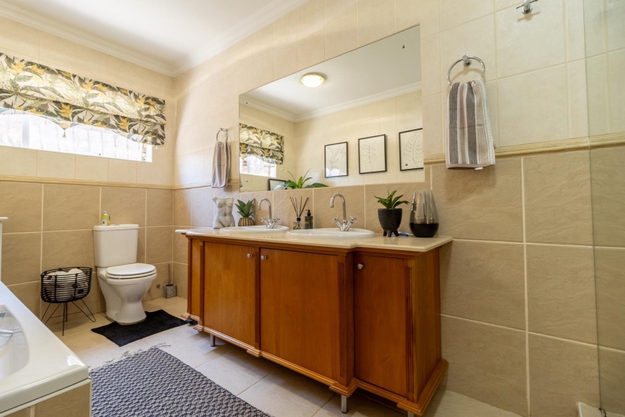 4 Bedroom Property for Sale in Rooihuiskraal Gauteng