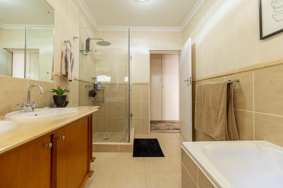 4 Bedroom Property for Sale in Rooihuiskraal Gauteng